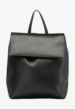 Zaino in pelle nera con una texture liscia, caratterizzato da una chiusura a patta grigia tonale e due manici corti sulla parte superiore.