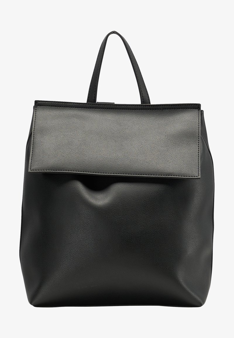 Sac à dos en cuir noir à texture lisse, doté d'un rabat gris ton sur ton et de deux poignées courtes sur le dessus.