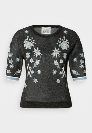 Sort kortærmet sweater med glitrende tekstur, prydet med blomsterbroderi i lyseblå og hvid. Ribkanter med blå accenter.