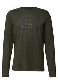 Zielona oliwkowa koszulka z długim rękawem, wykonana z miękkiego materiału; ma nadrukowany tekst w ciemniejszych odcieniach, okrągły dekolt i luźny krój.