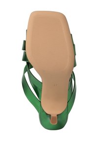 Vue de dessous d'une sandale verte à brides avec une semelle beige, une surface antidérapante texturée et la taille 37 visible sur la semelle.