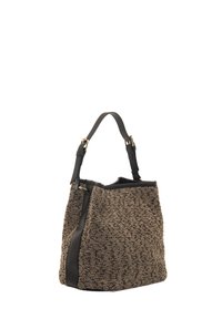 Bolso de mano de tela texturizada marrón con una superficie suave, presenta acentos de cuero negro y una correa de hombro desmontable. Detalles en dorado.