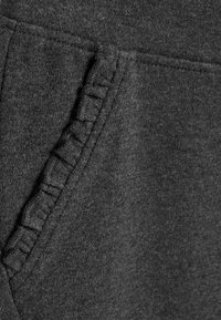 Unausgewählt, grey