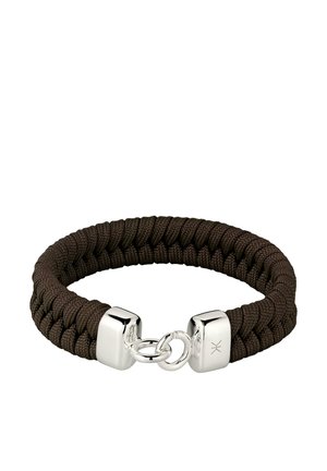 Bruin gevlochten touwen armband met gepolijste zilveren magnetische sluiting verbonden door twee ringen, afgebeeld op een witte achtergrond.