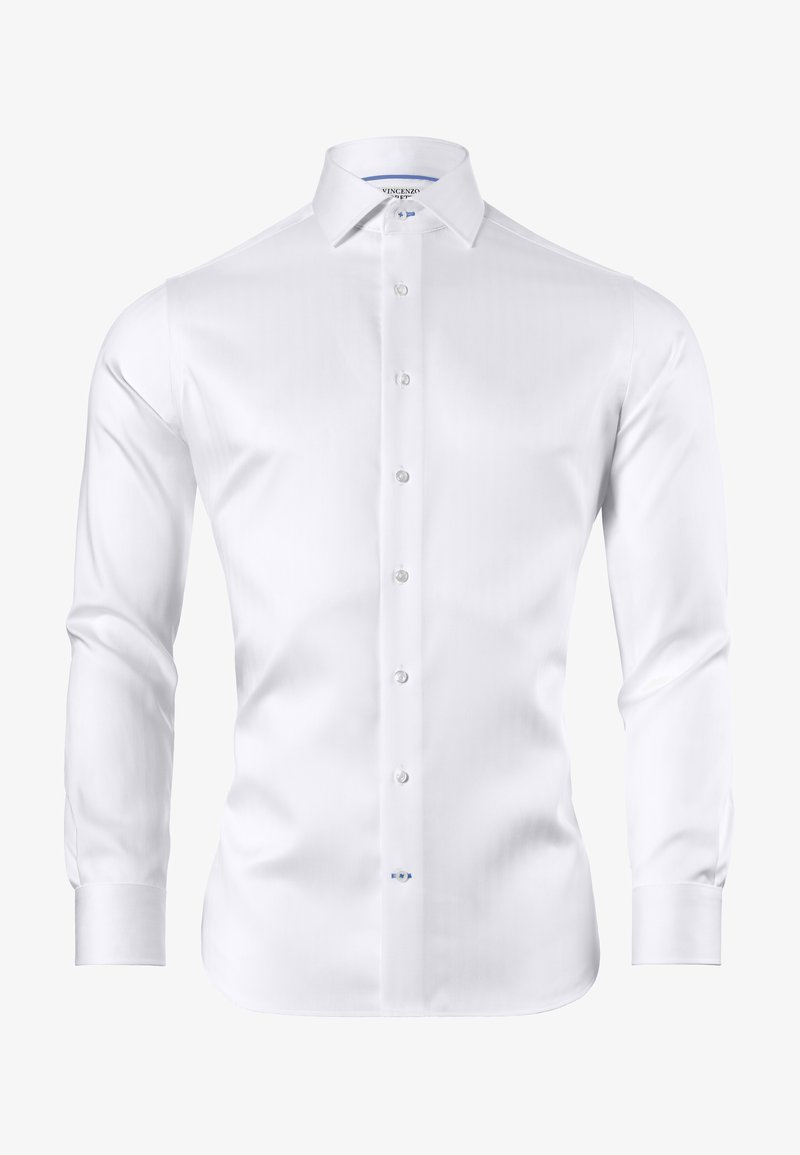 Chemise blanche à manches longues en tissu lisse, avec un col pointu, une fermeture à boutons sur le devant et une texture subtile.