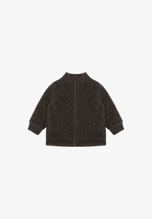 Giacca in pile marrone scuro con colletto alto, zip frontale completa e polsini a coste. Presenta una superficie morbida e testurizzata e una vestibilità comoda.