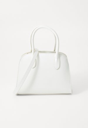 Witte faux leren handtas met gestructureerde vorm, dubbele bovenhandvaten en een afneembare schouderriem. Voorzien van een ritssluiting en minimale stiknaden.