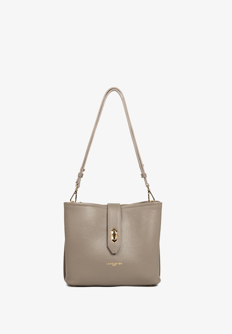 Borsa a tracolla in pelle grigia con una forma strutturata, dettagli in metallo dorato e un frontale con pattina e chiusura. Dispone di una singola tracolla regolabile.