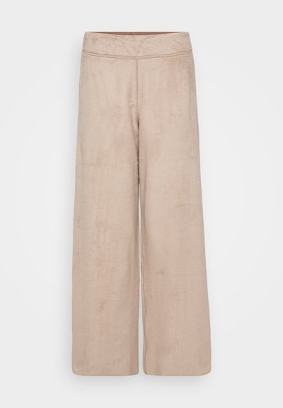 Calças largas bege feitas de um tecido macio e felpudo, com uma cintura alta e textura suave. Sem hardware visível ou padrões.