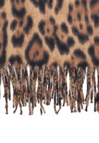 Sciarpa con stampa leopardata in tonalità beige, nera e marrone; presenta frange sul fondo, una consistenza morbida e una forma rettangolare.
