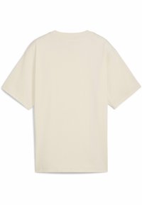 Camiseta de manga corta en suave algodón beige. Presenta un cuello redondo y una parte posterior lisa sin detalles ni patrones.