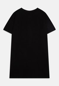Czarny bawełniany t-shirt z klasycznym okrągłym dekoltem i krótkimi rękawami, z prostym dołem i bez widocznych logo lub wzorów.