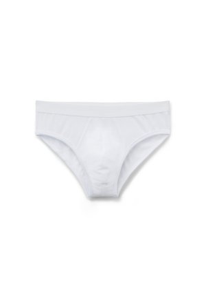 Bílé pánské slipy s elastickým pasem, plochými švy a hladkou látkou, položeny na rovné ploše na bílém pozadí.
