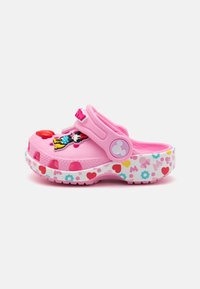 Roosa puu-jalats tekstureeritud ülemise osaga, kaunistatud Minnie Mouse'i, südame ja lillemusteritega tallal. Reguleeritav rihm mugavuse tagamiseks.
