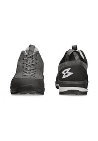 Scarpe da trekking grigie in materiale scamosciato e rete, con lacci anteriori, punta rinforzata e logo prominente sul tallone.