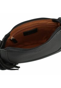 Borsa in pelle nera con apertura con zip, foderata in tessuto marrone e dotata di tasca interna. Presenta un dettaglio a frange sul lato.
