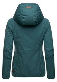 Teal pufferjack met een capuchon, met een gladde textuur, elastische manchetten en een klein bruin merkteken op de achterkant.