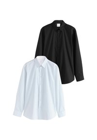 Zwei langärmlige Hemden: eines in Hellblau und eines in Schwarz. Beide verfügen über einen klassischen Kragen, eine Knopfleiste und bestehen aus einem glatten Stoff.