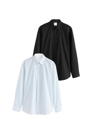 Zwei langärmlige Hemden: eines in Hellblau und eines in Schwarz. Beide verfügen über einen klassischen Kragen, eine Knopfleiste und bestehen aus einem glatten Stoff.