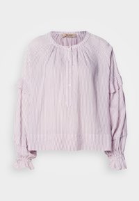 Blouse rose pâle à manches longues avec fines rayures verticales, détails à volants sur les manches, devant boutonné et poignets froncés.