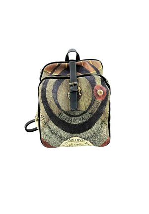 Zaino in tessuto testurizzato caratterizzato da un design circolare in toni terrosi, chiusura con cerniera e una tracolla in pelle. Presenti notevoli motivi e dettagli.