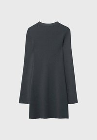 Vestido de canalé gris oscuro con mangas largas, escote redondo y forma de línea A. La textura es suave, con un patrón de canalé consistente.