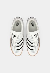 Tênis de atletismo brancos com riscas pretas e detalhes cinzentos, apresentando um upper suave, interior acolchoado e sola em borracha para tração.