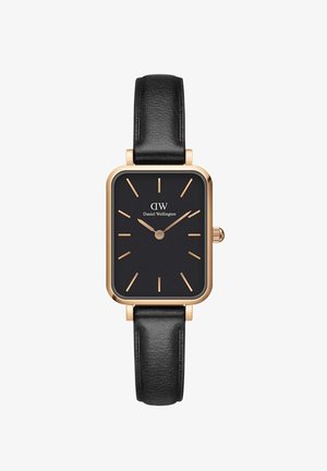 Orologio rettangolare nero con dettagli in oro, cinturino in pelle e indicatori delle ore semplici. Presenta un quadrante nero con il nome del marchio "Daniel Wellington."