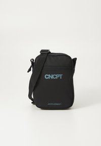 Svart crossbody-väska i texturerat nylonmaterial, med en framfickan med dragkedja, justerbar rem och tryckt logotyp i blått.