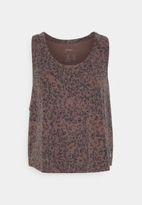 Hnědé tílko s černým leopardím vzorem, zaobleným výstřihem a bočními rozparky; vyrobeno z měkké, prodyšné tkaniny.