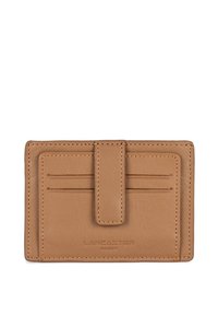 Brauner Leder-Kartenhalter mit vier Kartenfächern und einem zentralen Tab. Merkmale sind sichtbare Nähte und ein eingeprägter Markenname am Boden.