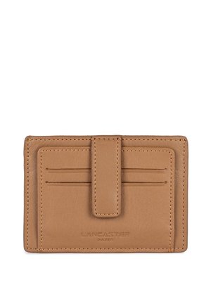 Brauner Leder-Kartenhalter mit vier Kartenfächern und einem zentralen Tab. Merkmale sind sichtbare Nähte und ein eingeprägter Markenname am Boden.
