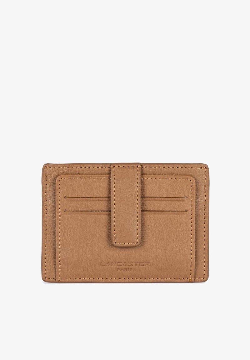 Brauner Leder-Kartenhalter mit vier Kartenfächern und einem zentralen Tab. Merkmale sind sichtbare Nähte und ein eingeprägter Markenname am Boden.