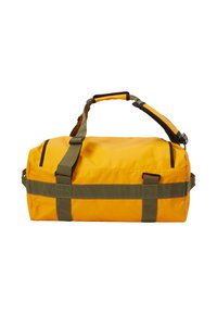 Keltainen duffel-laukku, joka on valmistettu kestävästä materiaalista, varustettu vihreillä nylonsiteillä, suorakulmaisen muotoinen ja mustat yksityiskohdat vetoketjun ympärillä.