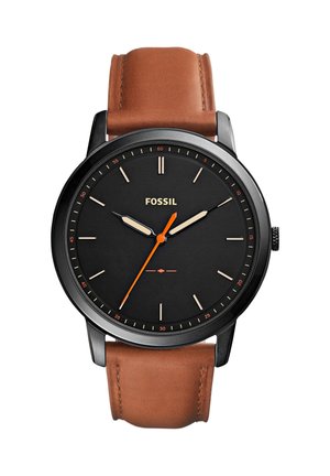 Fossil armbåndsur med svart urskive, brun skinnrem, minimalistiske timeindikatorer og oransje sekundviser som viser 10:10:35.