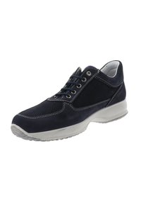 Scarpa sportiva blu navy con tomaia in suede liscia e mesh, punta arrotondata, sei asole, cuciture bianche e suola in gomma imbottita.