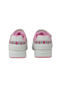 Sneakers bianchi con accenti rosa, caratterizzati da un motivo floreale attorno al tallone, pannelli testurizzati e una suola in gomma bianca.