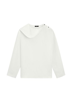Hvid bluse med lange ærmer, asymmetrisk halsudskæring og to sorte knapper på skulderen, enkel i designet og med løs pasform.