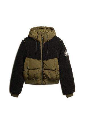 Geknipte jas met een olijfgroene gewatteerde body en zwarte fleece mouwen, voorzien van een trekkoordcapuchon en een logopatch op de linker mouw.