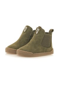 Botas de tobillo de ante verde con paneles laterales elásticos, suelas de goma marrón y una pequeña etiqueta de logo con una huella en la parte frontal.