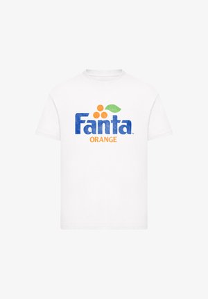 Weißes Baumwoll-T-Shirt mit einem blauen und orangefarbenen "Fanta"-Logo, orangefarbenen Kreisen und einem grünen Blattakzent, kurzen Ärmeln und Rundhalsausschnitt.