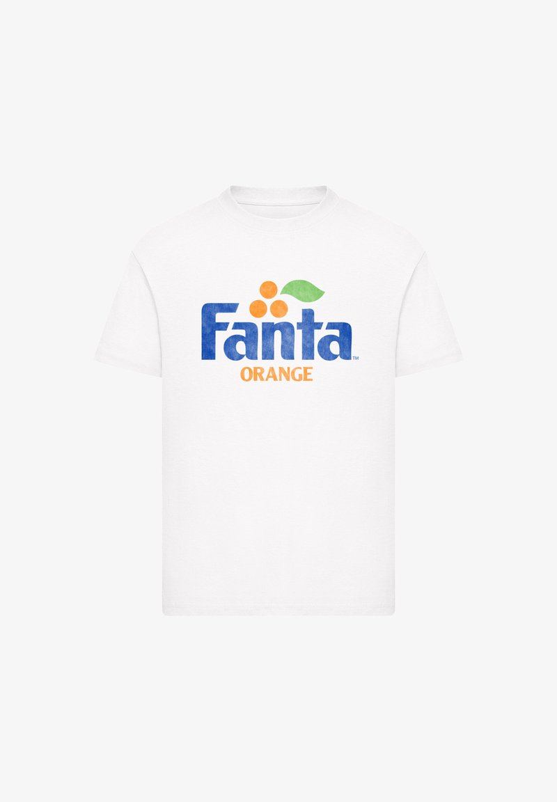 Weißes Baumwoll-T-Shirt mit einem blauen und orangefarbenen "Fanta"-Logo, orangefarbenen Kreisen und einem grünen Blattakzent, kurzen Ärmeln und Rundhalsausschnitt.