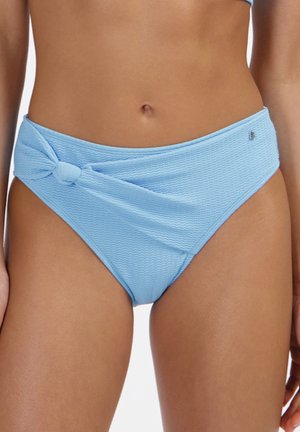 Jasnoniebieskie teksturowane majtki bikini z węzłem po lewej stronie biodra, noszone przez osobę z odsłoniętym brzuchem i widocznymi udami.