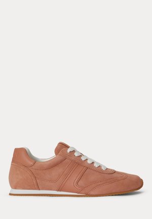 Lavprofileret snøresneaker i afdæmpet terrakottaruskind med hvid sål og snørebånd, viser venstre sideprofil på ensfarvet baggrund.
