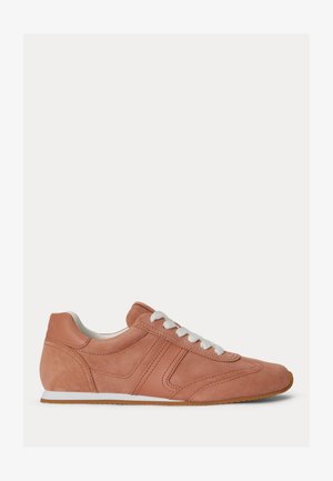 Basket basse à lacets en suède terracotta atténué avec semelle blanche et lacets, montrant le profil gauche sur fond uni.