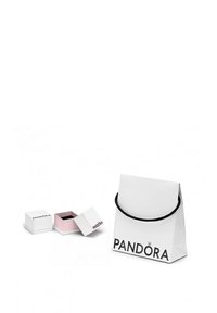Weißer Papierbeutel mit schwarzem Griff und "PANDORA"-Logo, begleitet von zwei kleinen weißen und rosa Geschenkboxen, von denen eine geöffnet ist und ein pinkes Innenleben zeigt.