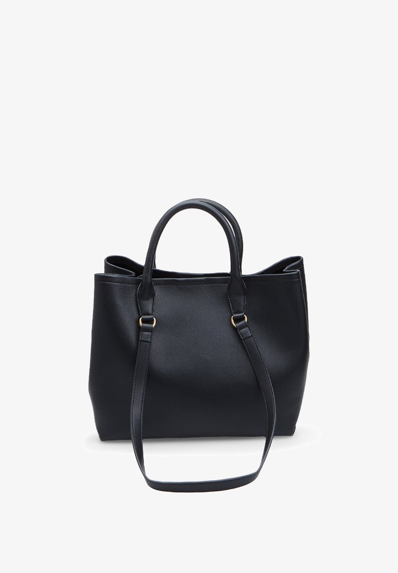 Črna torba iz umetnega usnja z dvojnima zgornjima ročajema in nastavljivim ramenim trakom. Gladka tekstura z zlatimi kovinskimi dodatki.