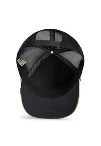 Gorra trucker de malla negra con visera sólida en color azul marino, que presenta cinta de logo en la banda interior y un cierre a presión de plástico en la parte trasera.