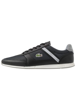Baskets noires Lacoste avec panneaux en mesh, semelle blanche, logo crocodile vert et accents gris, vues de côté.