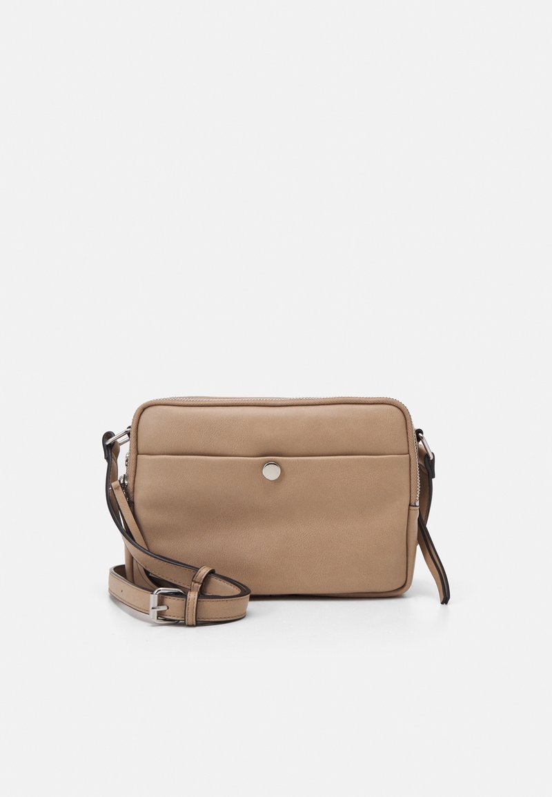 Torebka crossbody w kolorze brązowym ze skórzanej tapicerki z zamkiem błyskawicznym, przednią kieszenią oraz regulowanym paskiem. Posiada ozdobny srebrny zatrzask.